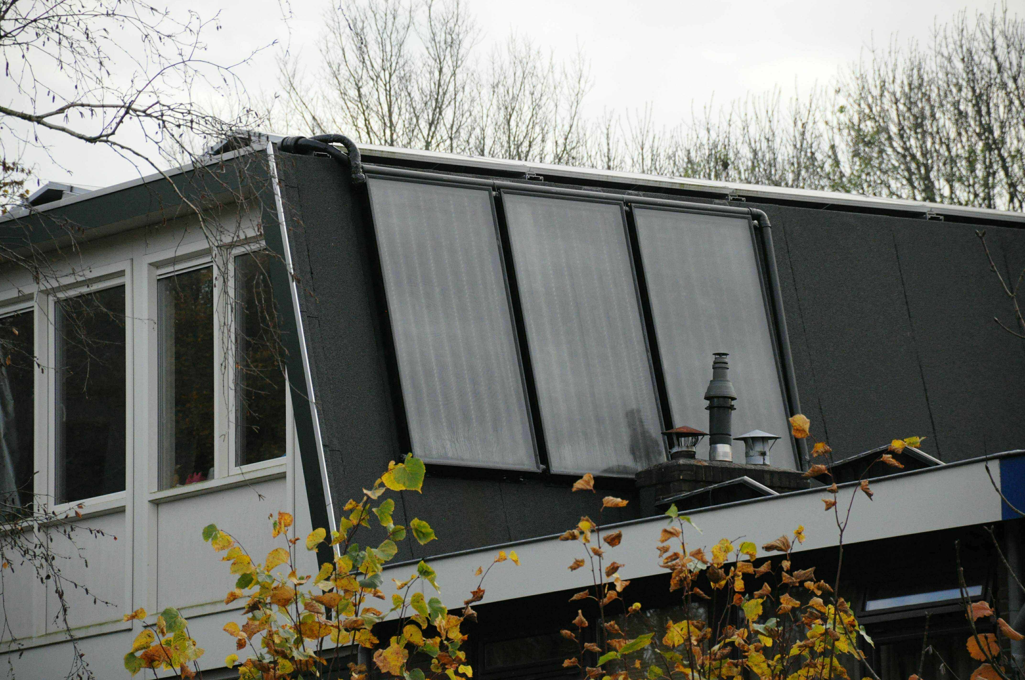 Zonneboiler geplaatst op schuindak